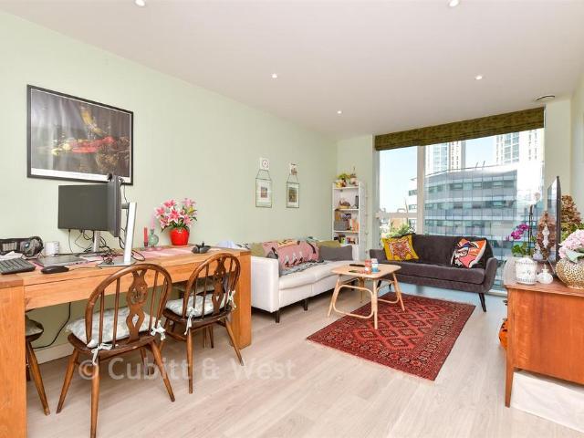 Flat for sale in London Borough of Croydon, Shirley
