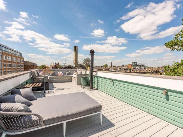Flat for sale in Brompton, Greater London