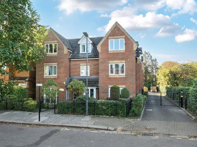Flat for sale in Wealdstone, Greater London