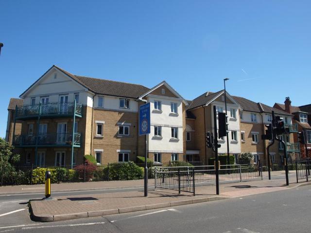 Flat for sale in Harrow Weald, Greater London