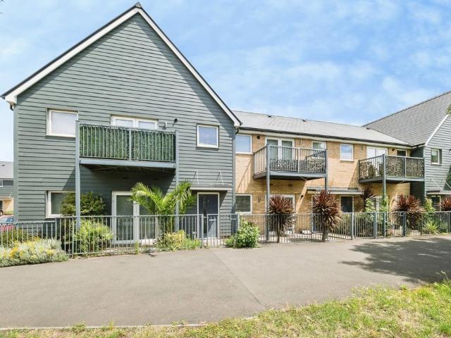 Flat for sale in Rainham, Greater London