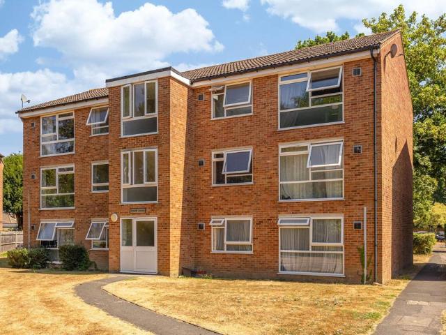 Flat for sale in Red Hill, Surrey