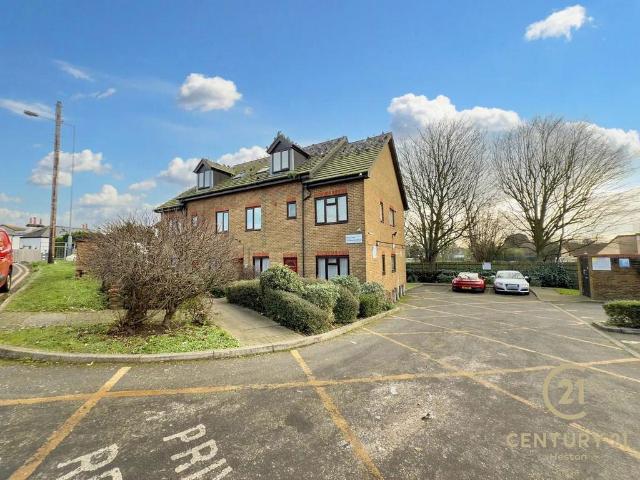 Flat for sale in London Borough of Hounslow, Greater London