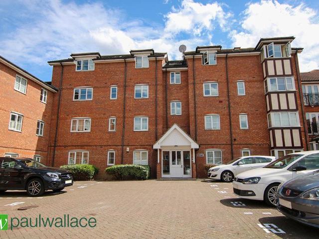 Flat for sale in Broxbourne, Hertfordshire