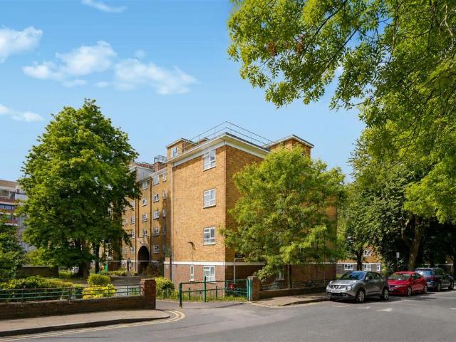 Flat for sale in Hoxton, Greater London