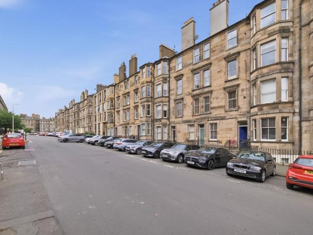 Flat for sale in Hillside, Leith