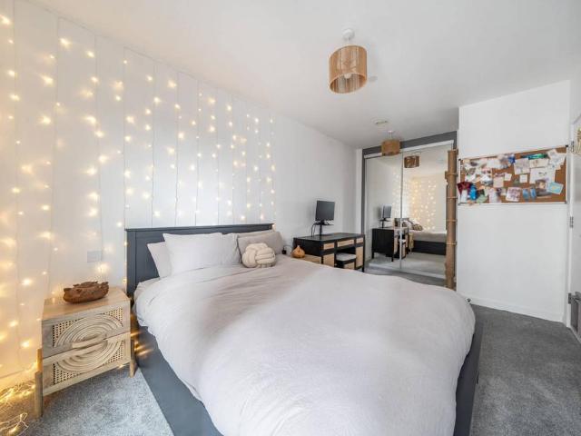 Flat for sale in London Borough of Ealing, Greater London