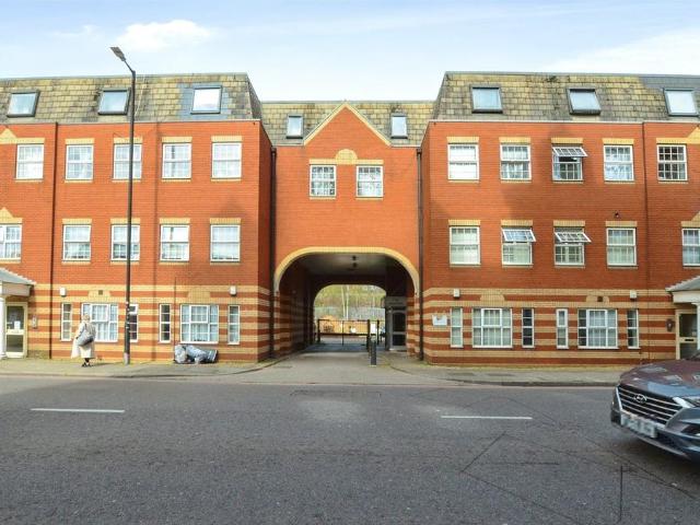 Flat for sale in Spring Park, Luton