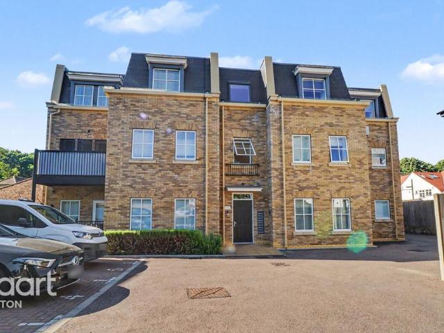 Flat for sale in Wallington, Greater London