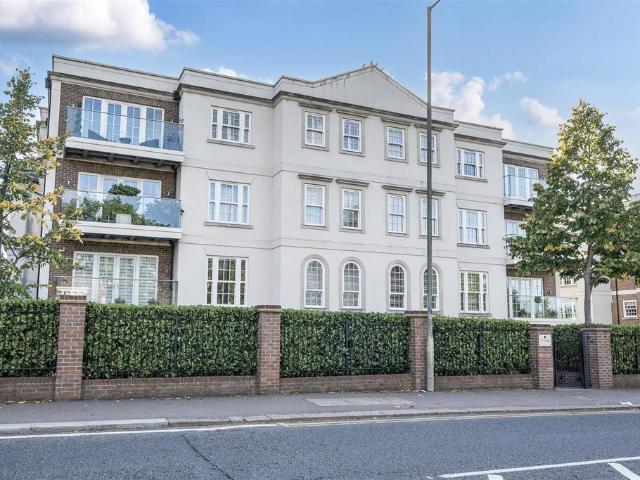 Flat for sale in Merry Hill, Hertsmere