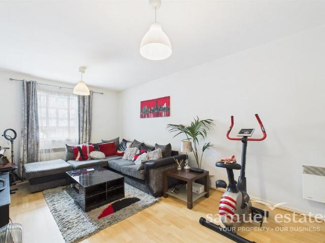 Flat for sale in London Borough of Lewisham, Forest Hill