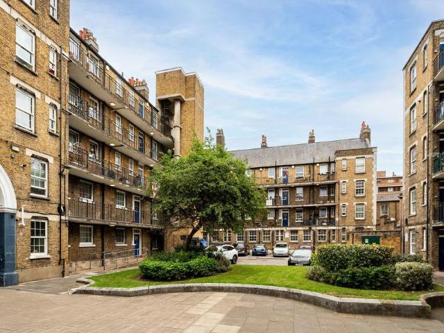 Flat for sale in Walworth, Greater London