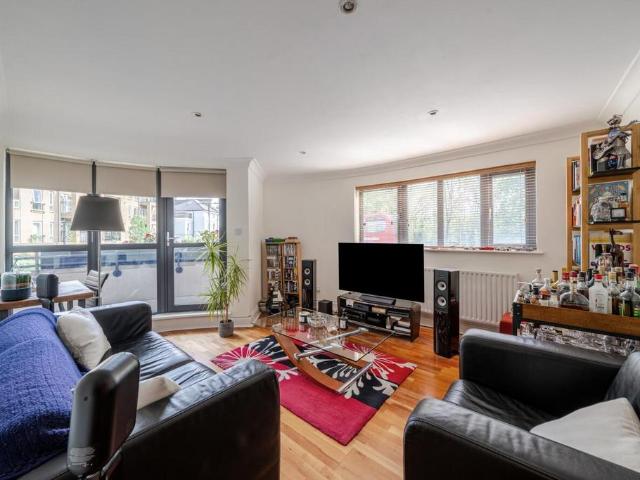 Flat for sale in London Borough of Islington, Greater London