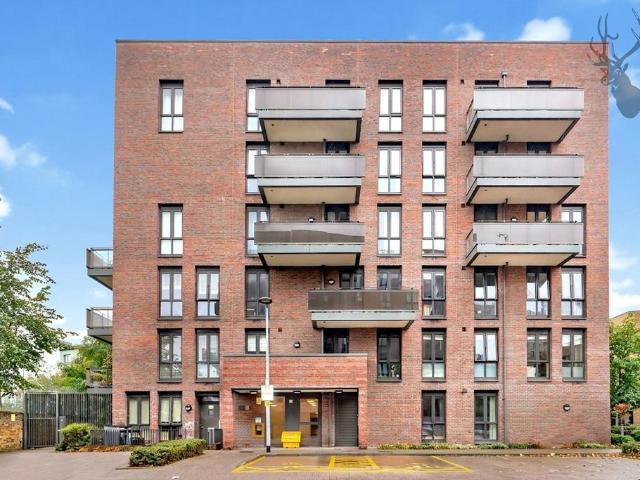 Flat for sale in Bromley-by-Bow, Greater London