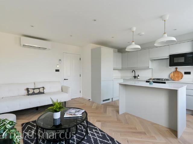 Flat for sale in Shepherd's Bush, Greater London