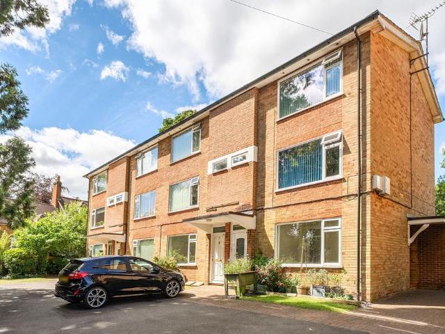 Flat for sale in Caterham Valley, Hillview