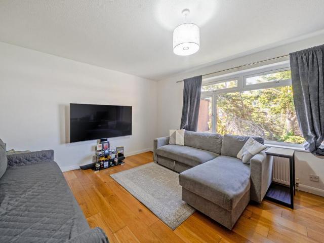 Flat for sale in London Borough of Merton, Raynes Park