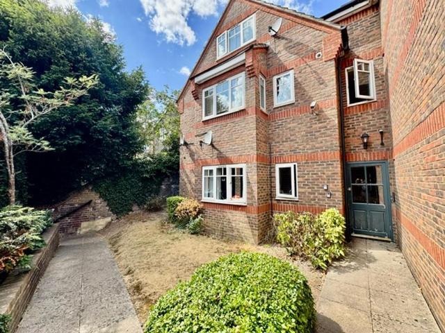 Flat for sale in Farleygreen, Spring Park