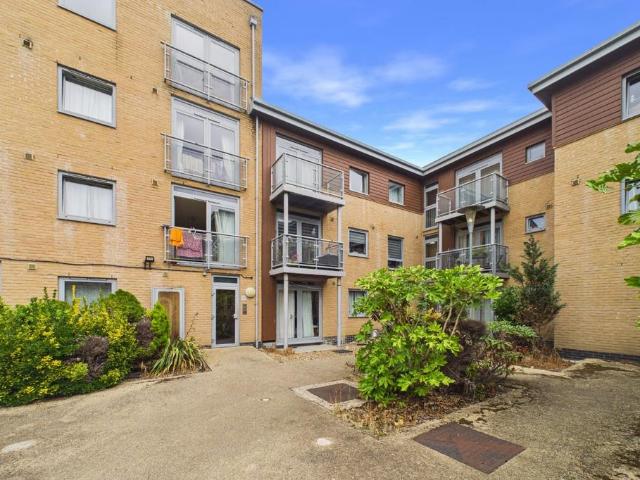 Flat for sale in Easthampstead, Bracknell