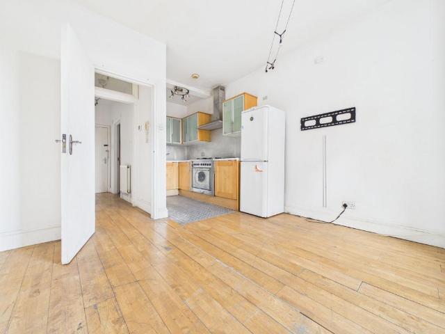 Flat for sale in Bromley-by-Bow, Greater London