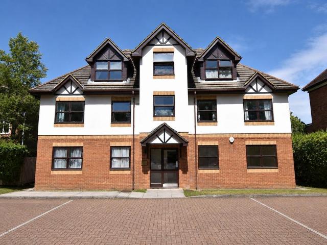 Flat for sale in Little Sandhurst