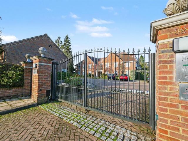 Flat for sale in Battlers Green, Hertsmere