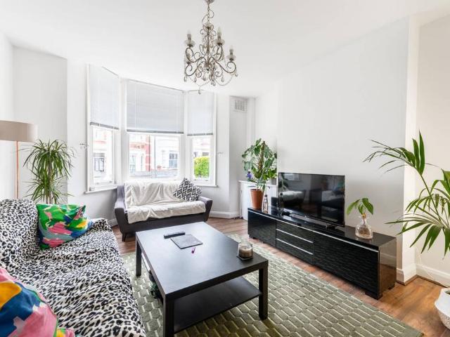 Flat for sale in Harlesden, Greater London