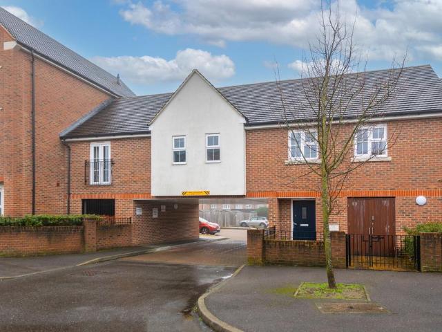 Flat for sale in Red Hill, Surrey