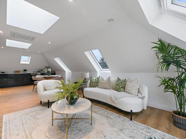 Flat for sale in London Borough of Ealing, Perivale