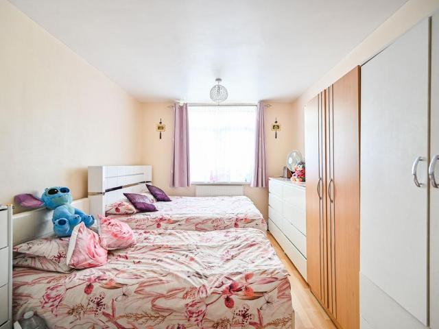 Flat for sale in Bromley-by-Bow, Bow