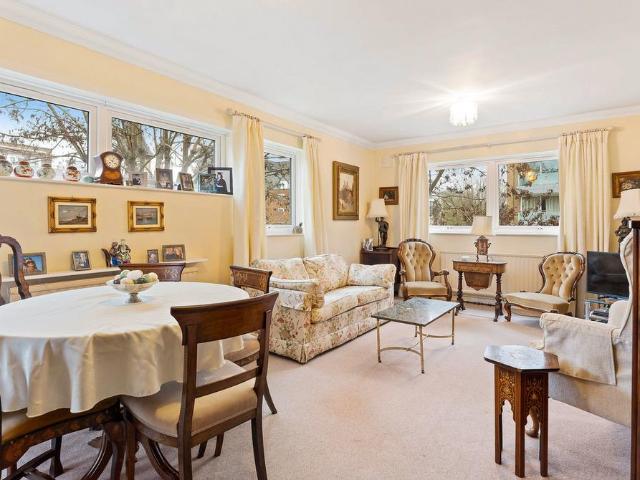Flat for sale in London Borough of Wandsworth, Greater London