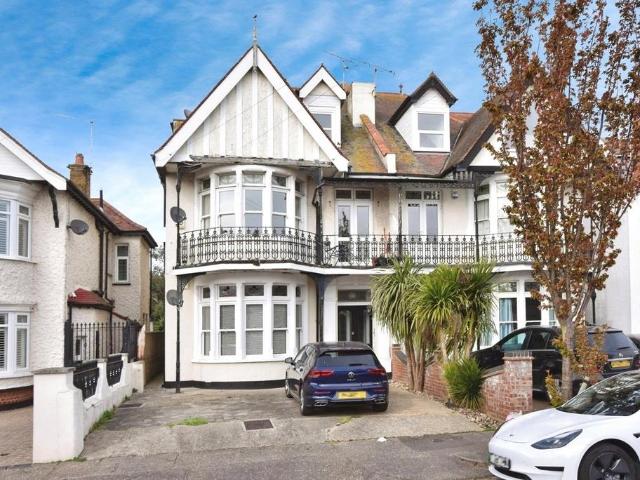 Flat for sale in Alton Barnes, Essex