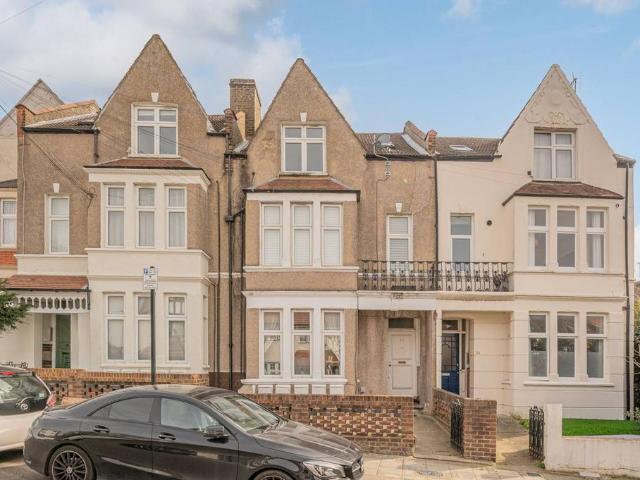 Flat for sale in Streatham, Greater London