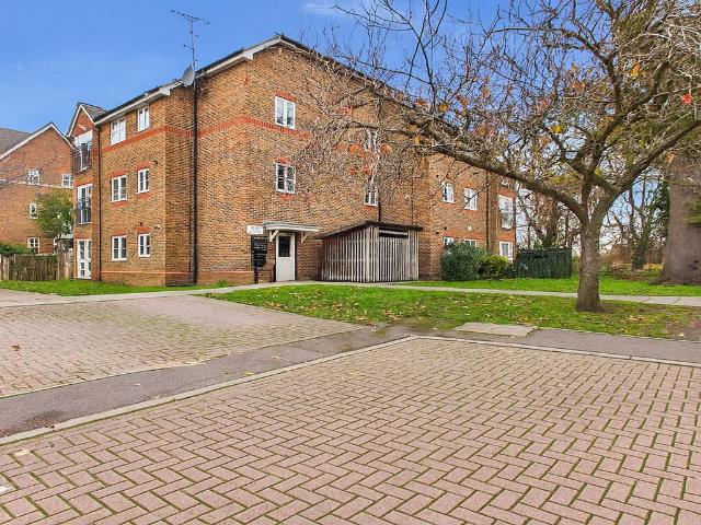 Flat for sale in Manor Park, Epsom