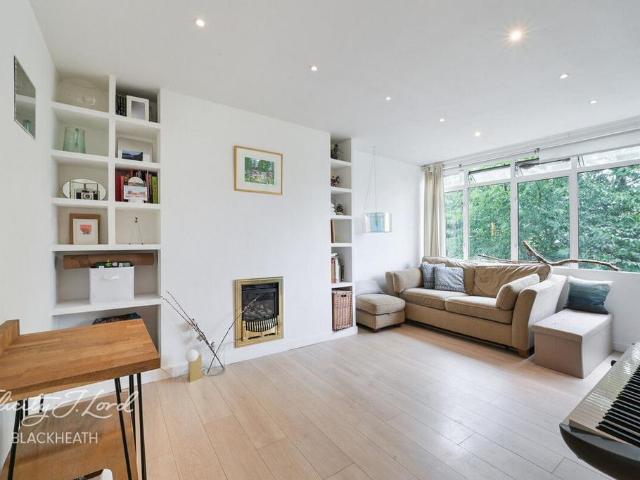 Flat for sale in Charlton Riverside, Greater London