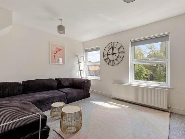 Flat for sale in Penge, Greater London