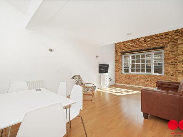 Flat for sale in Gidea Park, Greater London