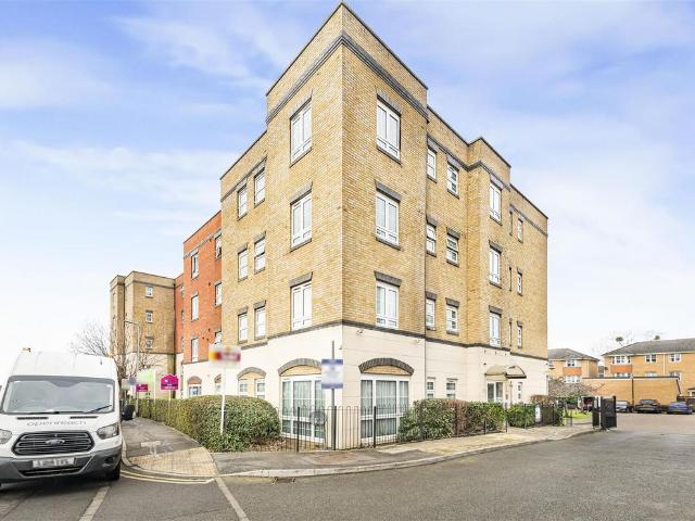Flat for sale in Slough
