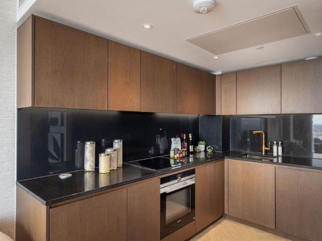 Flat for sale in Canary Wharf, Greater London