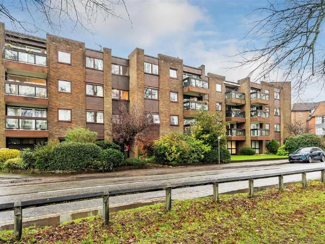 Flat for sale in Oxted, Hillview