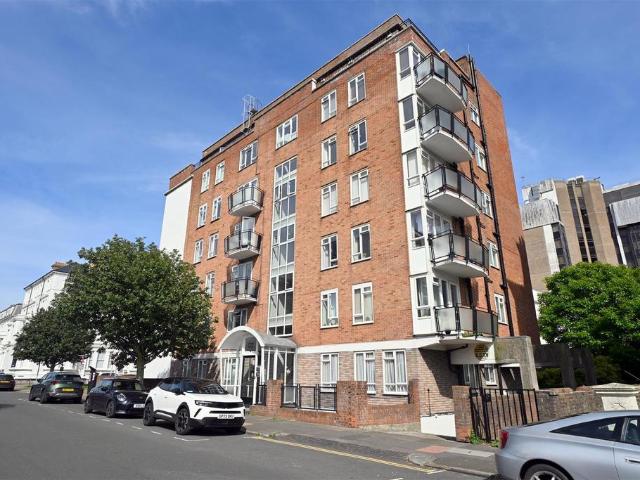 Flat for sale in Eastbourne, East Sussex