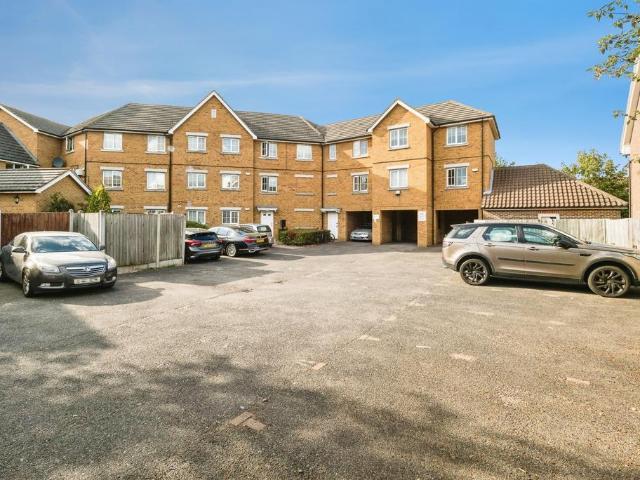 Flat for sale in South Stifford, Grays