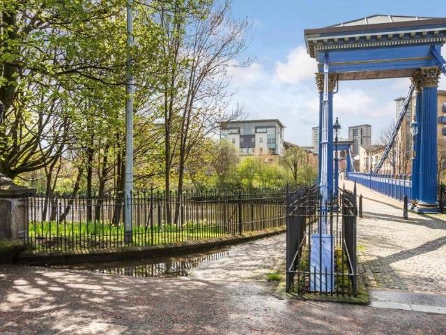 Flat for sale in Hutchesontown, Oatlands
