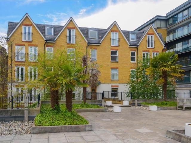 Flat for sale in London Borough of Hounslow, Strand