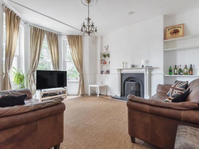 Flat for sale in Clapham, Greater London