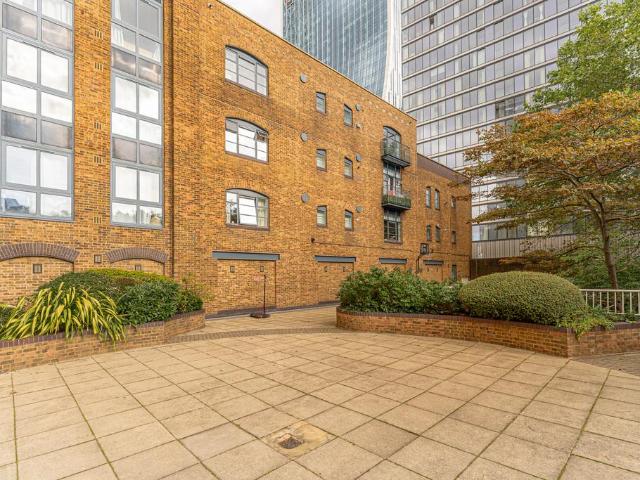 Flat for sale in Canary Wharf, Greater London