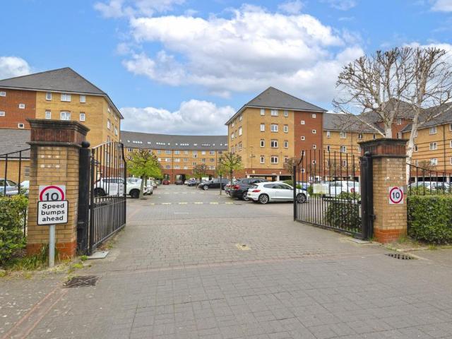 Flat for sale in Ringlestone, Midway