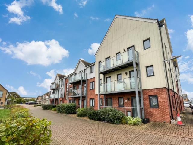 Flat for sale in South Ockendon, Essex