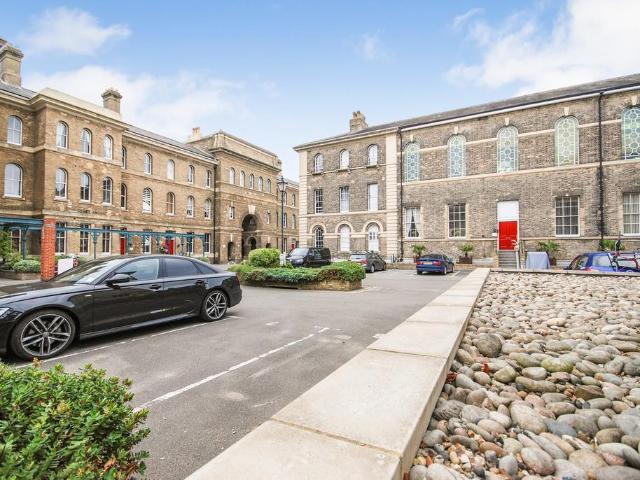 Flat for sale in Shooters Hill, Greater London
