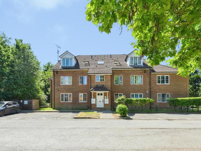 Flat for sale in Hillview, Surrey